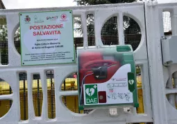 Le  postazioni DAE (defibrillatori) ad uso pubblico, tra fisse  e mobili,  sono 19, un numerofa di Busca davvero un esempio nel panorama nazionale